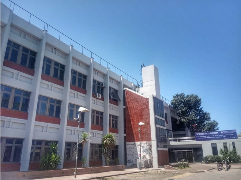 Imagen de la fachada del edificio de la Facultad de Ciencia Política y Relaciones Internacionales.