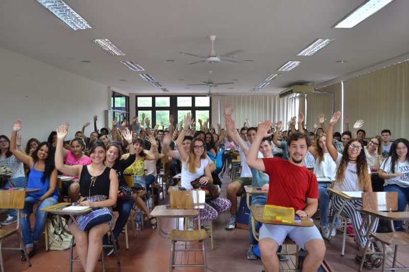 foto de aula llena de estudiantes