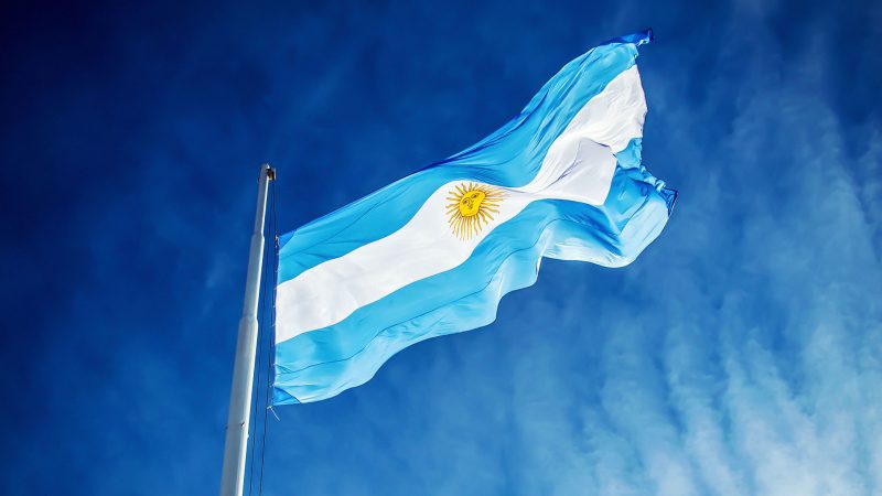 Imagen de la noticia que muestra una bandera argentina flameando en el cielo